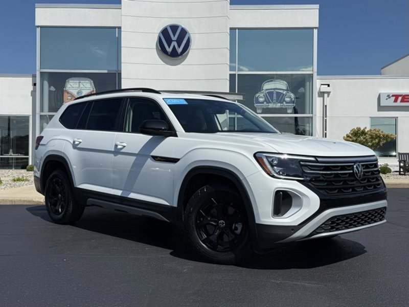 Certified 2024 Volkswagen Atlas Peak Edition SE image 1