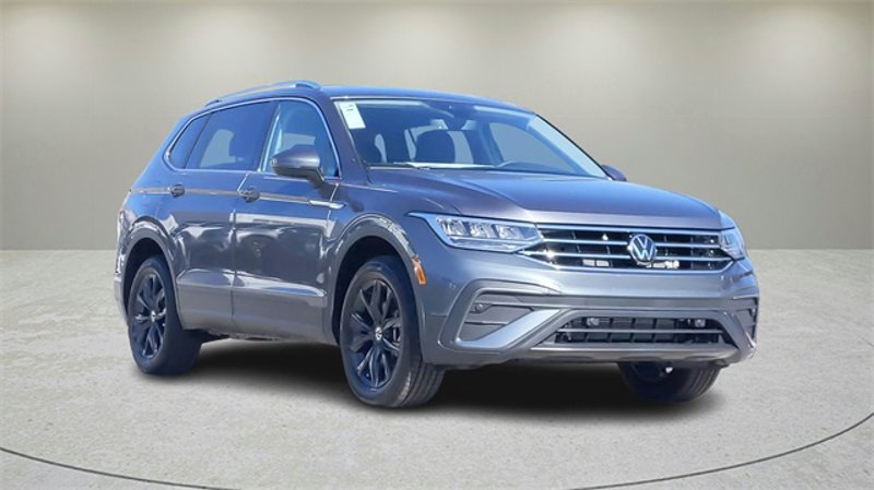 Certified 2024 Volkswagen Tiguan SE image 1