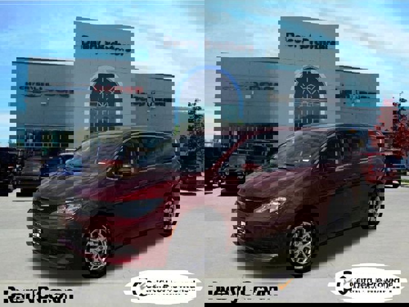 Certified 2023 Chrysler Voyager LX image 1