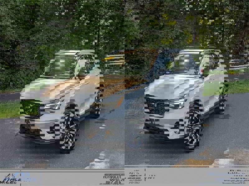 Certified 2025 Volvo XC40 B5 Plus image 1