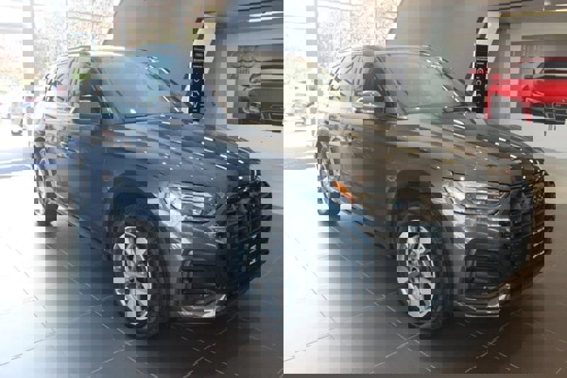 Certified 2025 Audi Q5 2.0T Premium image 1