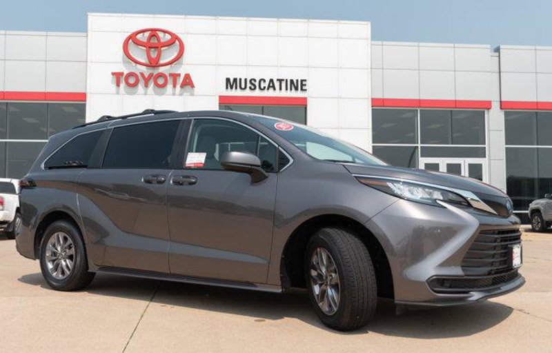 Certified 2023 Toyota Sienna LE image 1