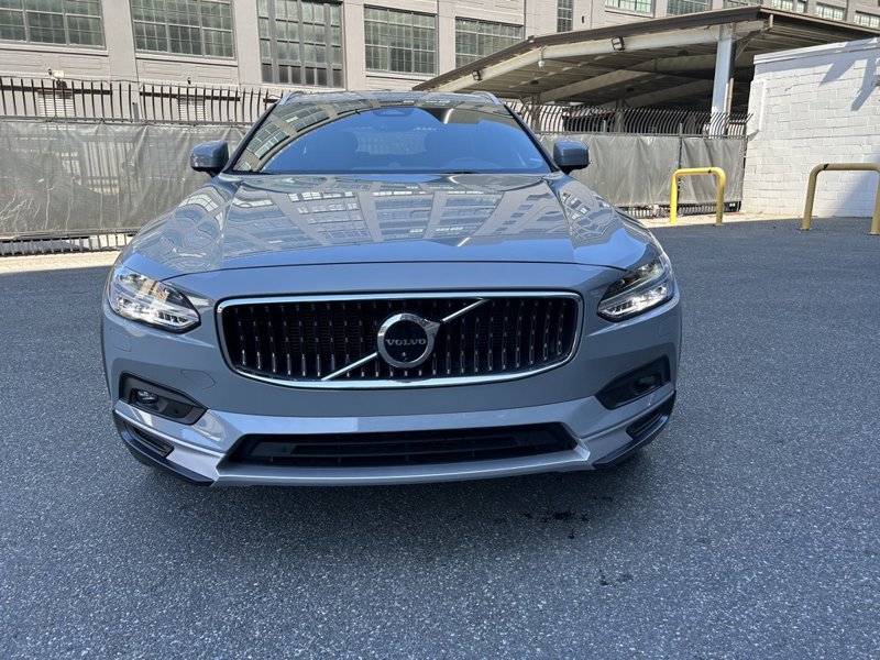 Certified 2025 Volvo V90 B6 Cross Country Ultra image 1