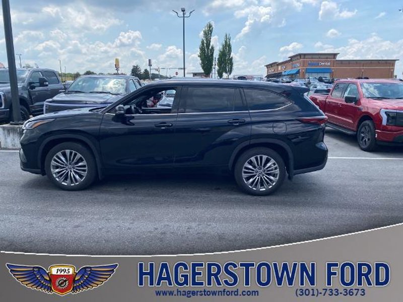 Used 2024 Toyota Highlander Platinum image 1