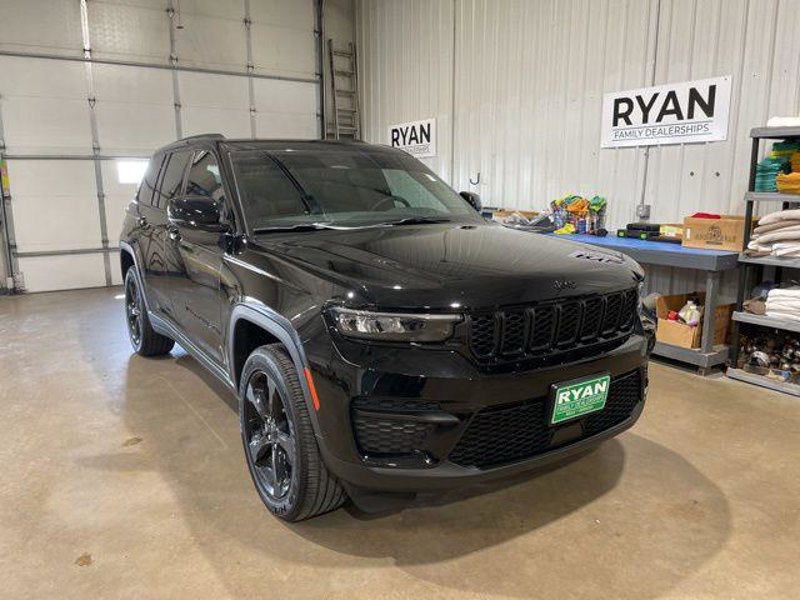Certified 2024 Jeep Grand Cherokee Altitude image 1
