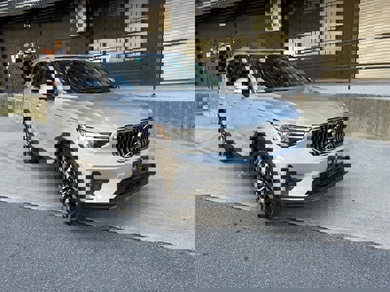 Certified 2025 Volvo XC40 B5 Plus image 1
