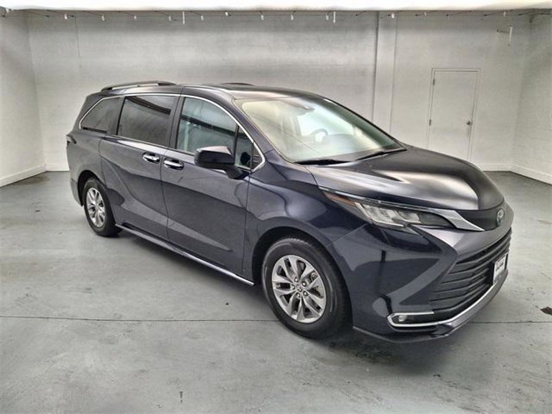 Certified 2023 Toyota Sienna XLE image 1