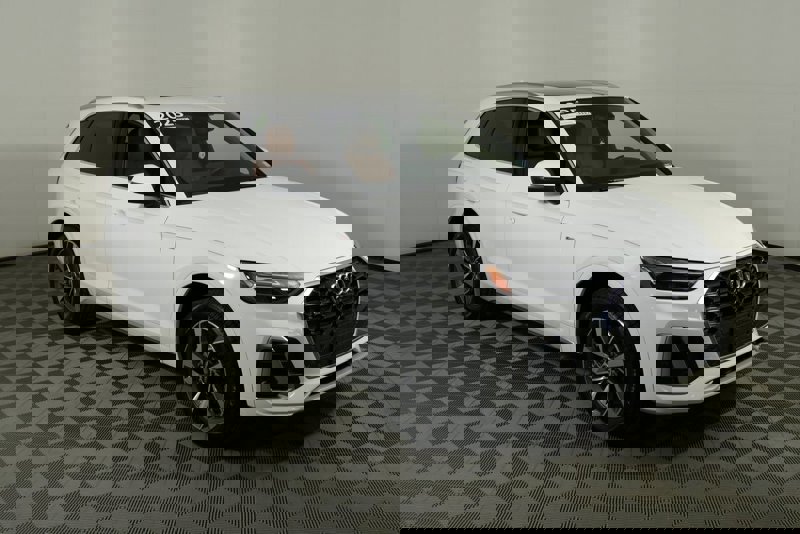 Certified 2025 Audi Q5 2.0T Premium Plus image 1