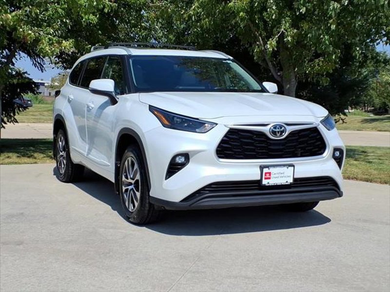 Certified 2022 Toyota Highlander XLE image 1