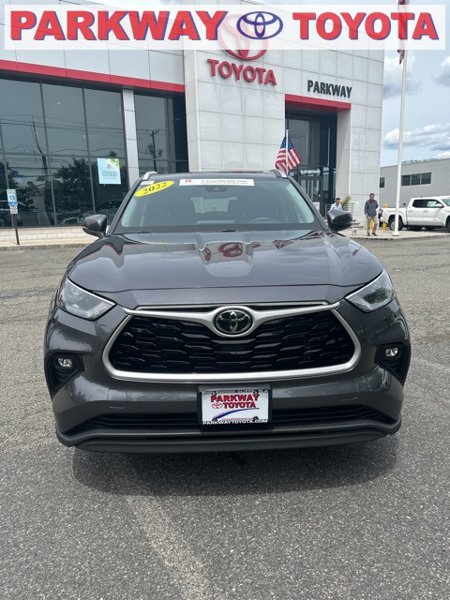 Certified 2022 Toyota Highlander XLE image 1