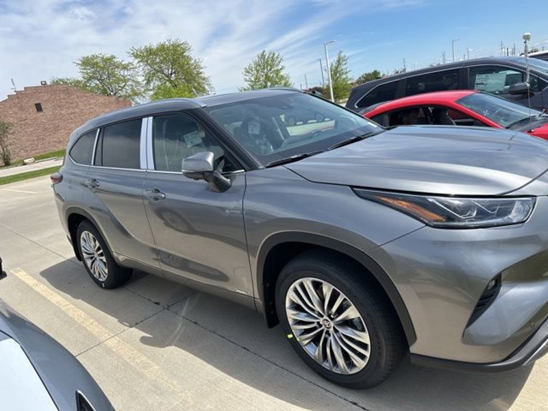New 2025 Toyota Highlander Platinum image 1